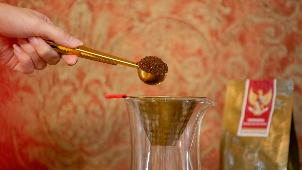 Gemahlener Kaffee wird in einen Goldfilter gegeben.