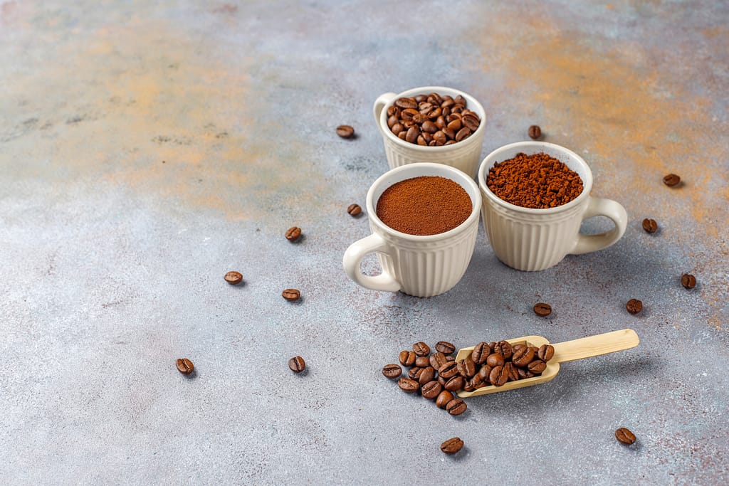 Ganze Kaffeebohnen und ein feiner und grober Mahlgrad werden verglichen. 